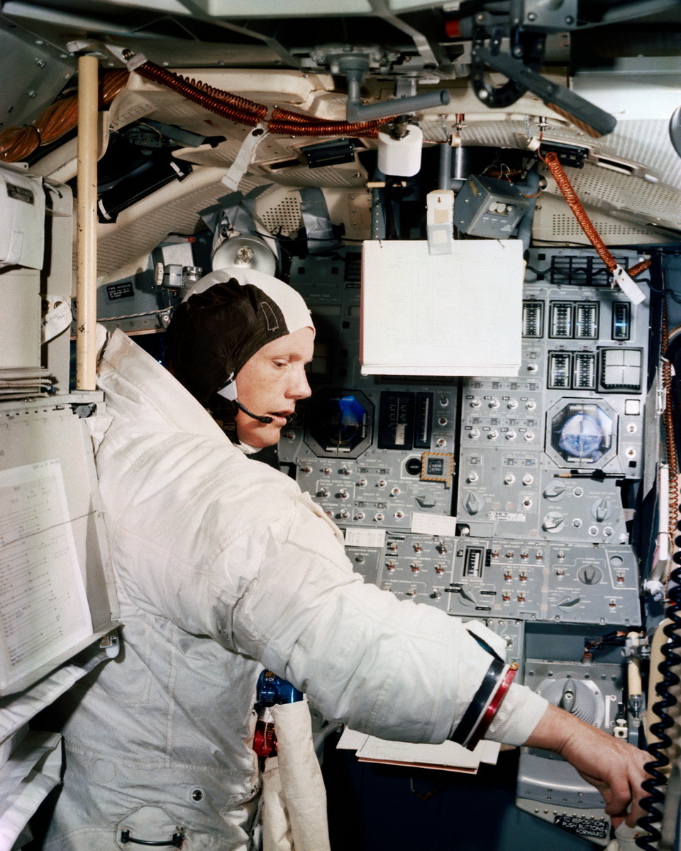 Командир Аполлона-11 тренируется сажать лунный модуль на Луну