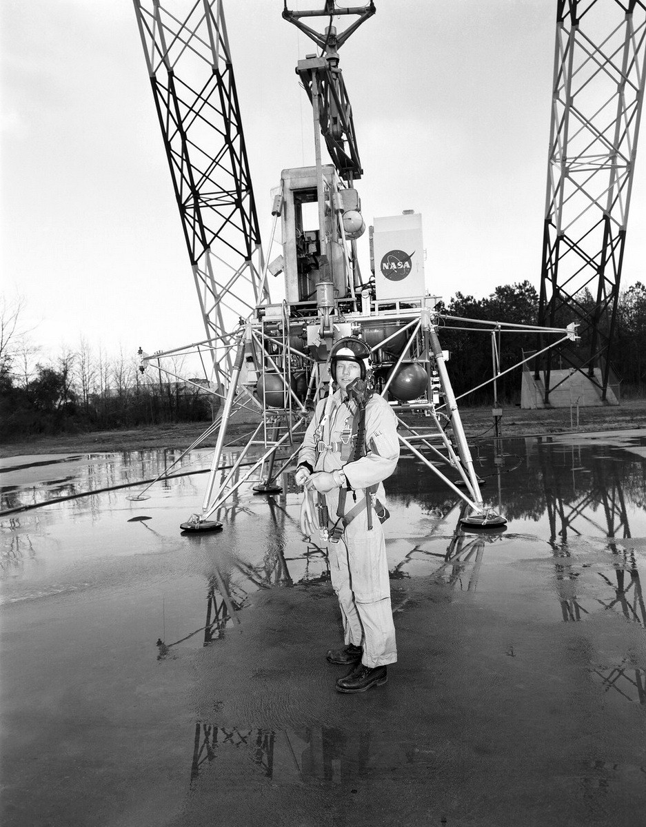 Нил Армстронг перед тренажёром лунного модуля