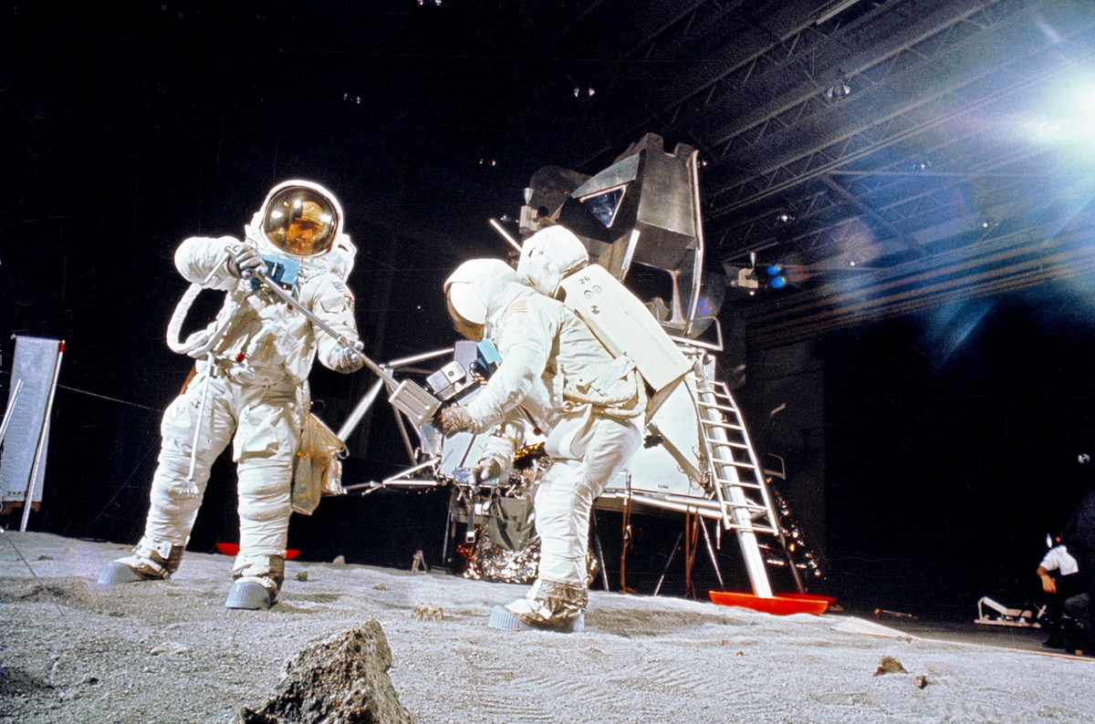 Олдрин и Армстронг во время тренировки выхода на лунную поверхность
