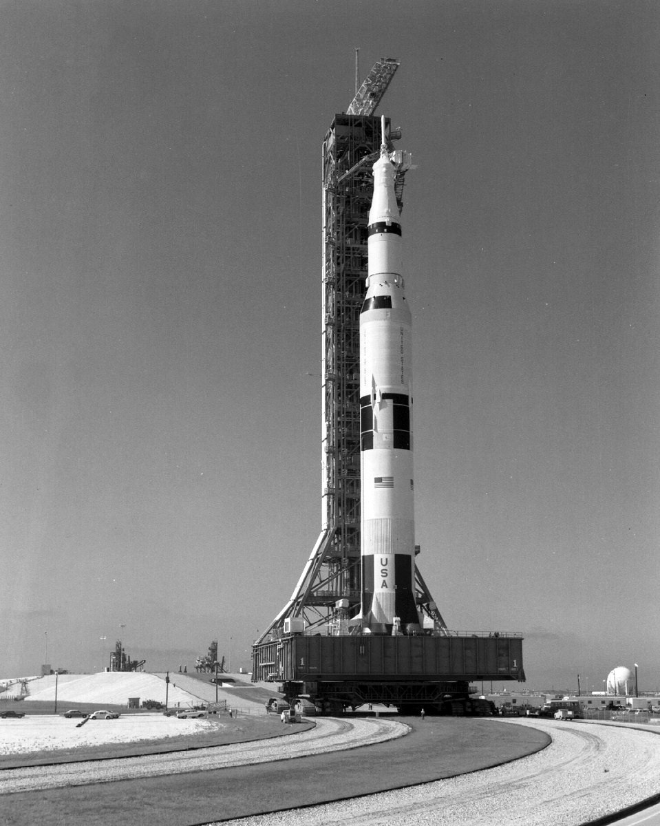 Вывоз ракеты Сатурн-5 с кораблём Аполлон-11 на стартовую позицию