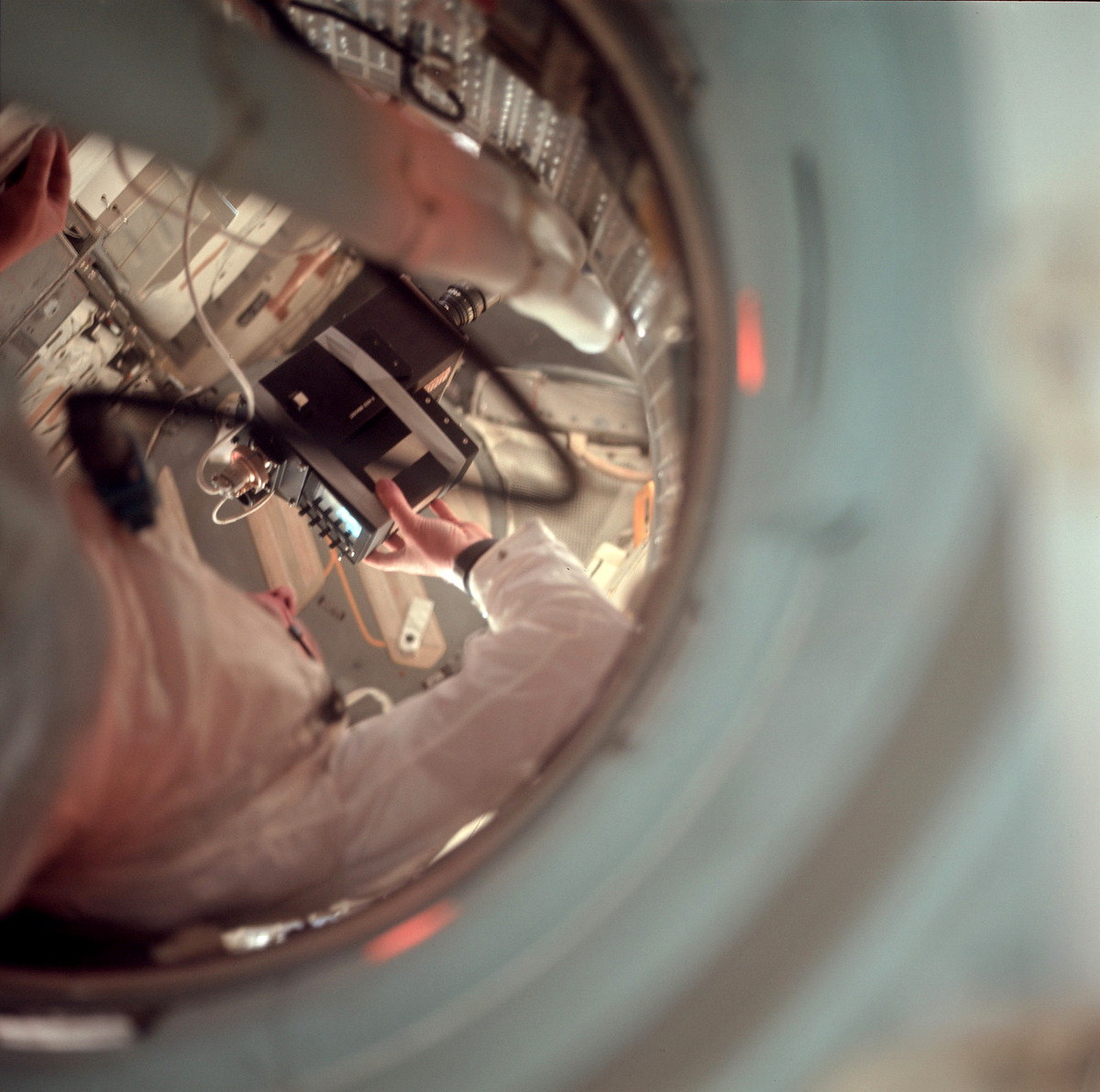 Армстронг с телекамерой в туннеле между командным и лунным модулем