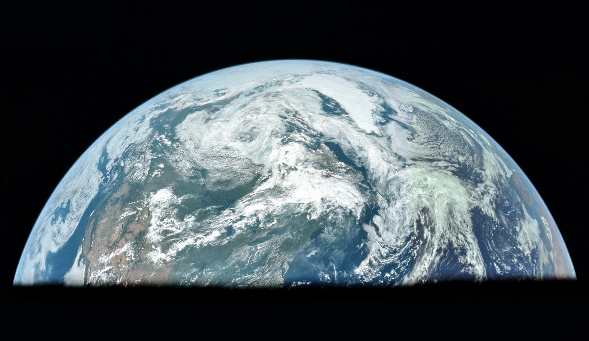 Земля, после перехода Аполлона-11 на траекторию полёта к Луне