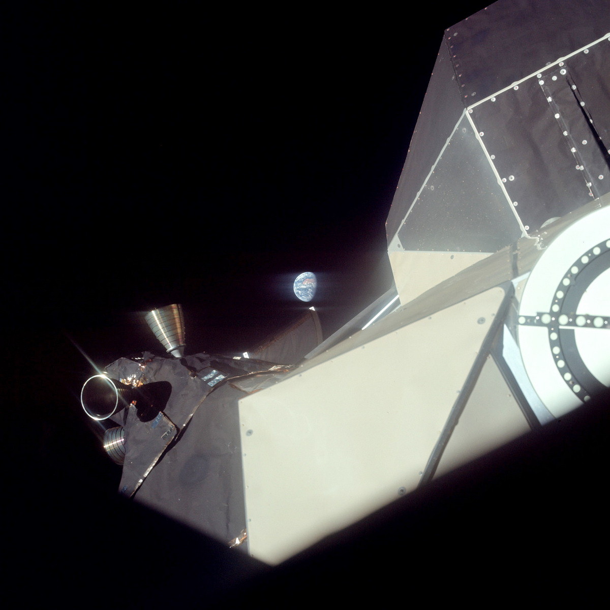 Земля и двигатели ориентации лунного модуля в иллюминаторе Аполлона-11