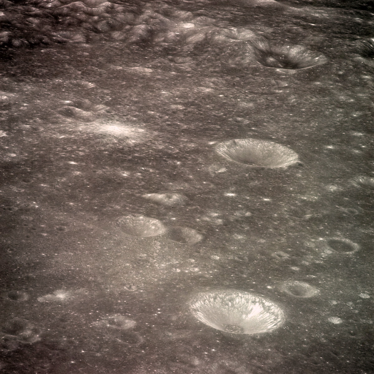 Поверхность Луны, испещрённая многочисленными кратерами