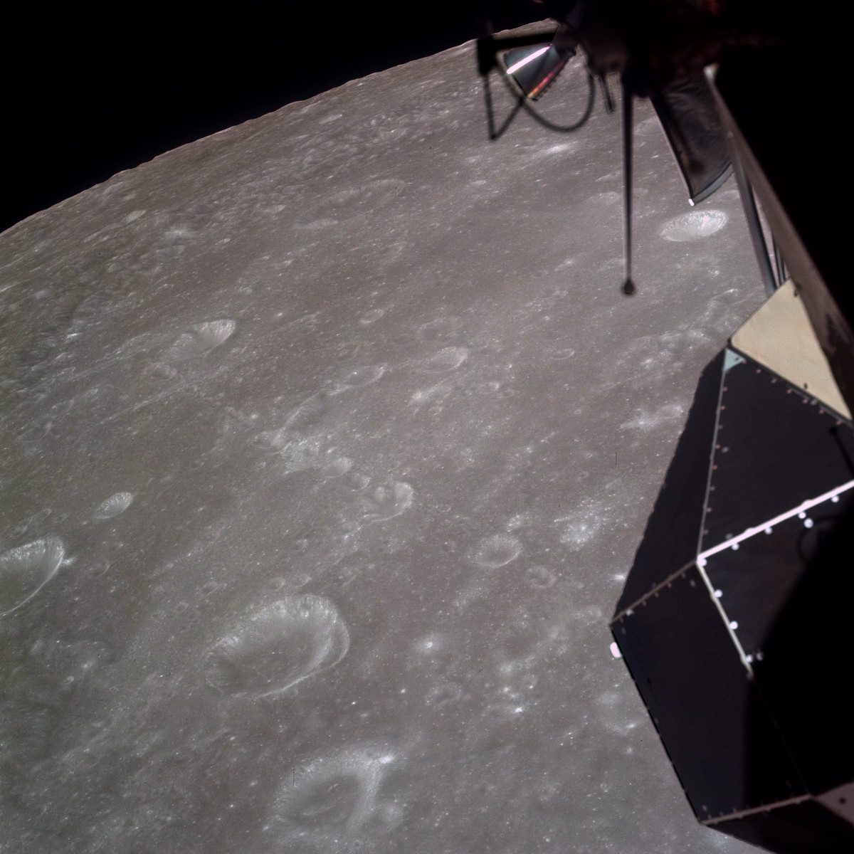 Вид в иллюминатор Аполлона-11 во время второго витка вокруг Луны