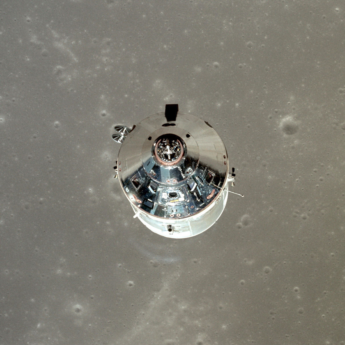Командный модуль на лунной орбите с Майклом Коллинзом на борту