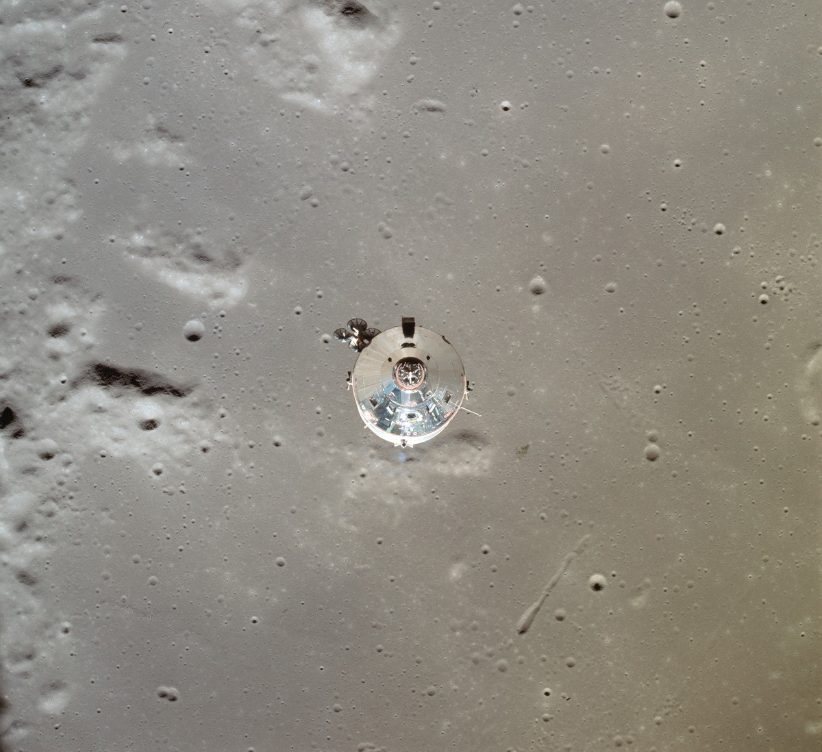 Командный модуль «Колумбия» остаётся на орбите пока «Орёл» готовится к посадке на Луну