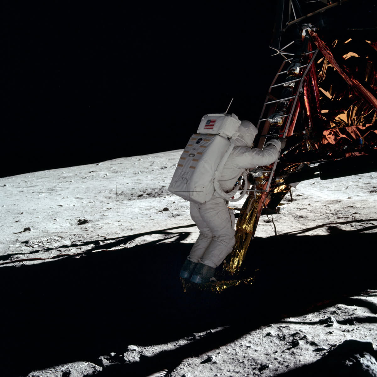 Базз Олдрин вторым из людей вступает на поверхность Луны