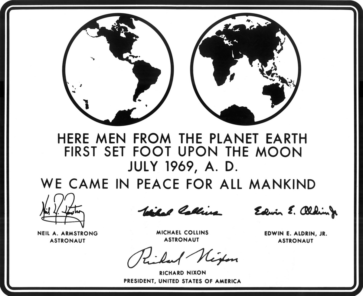Мемориальная табличка, оставленная на Луне с подписями астронавтов и президента Никсона