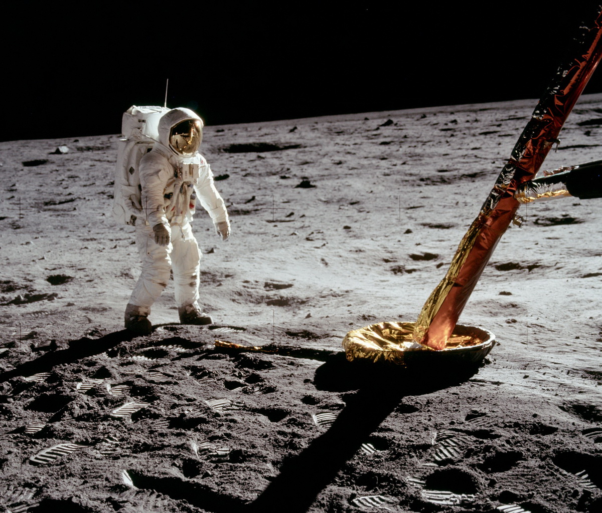 Олдрин возле опоры лунного модуля