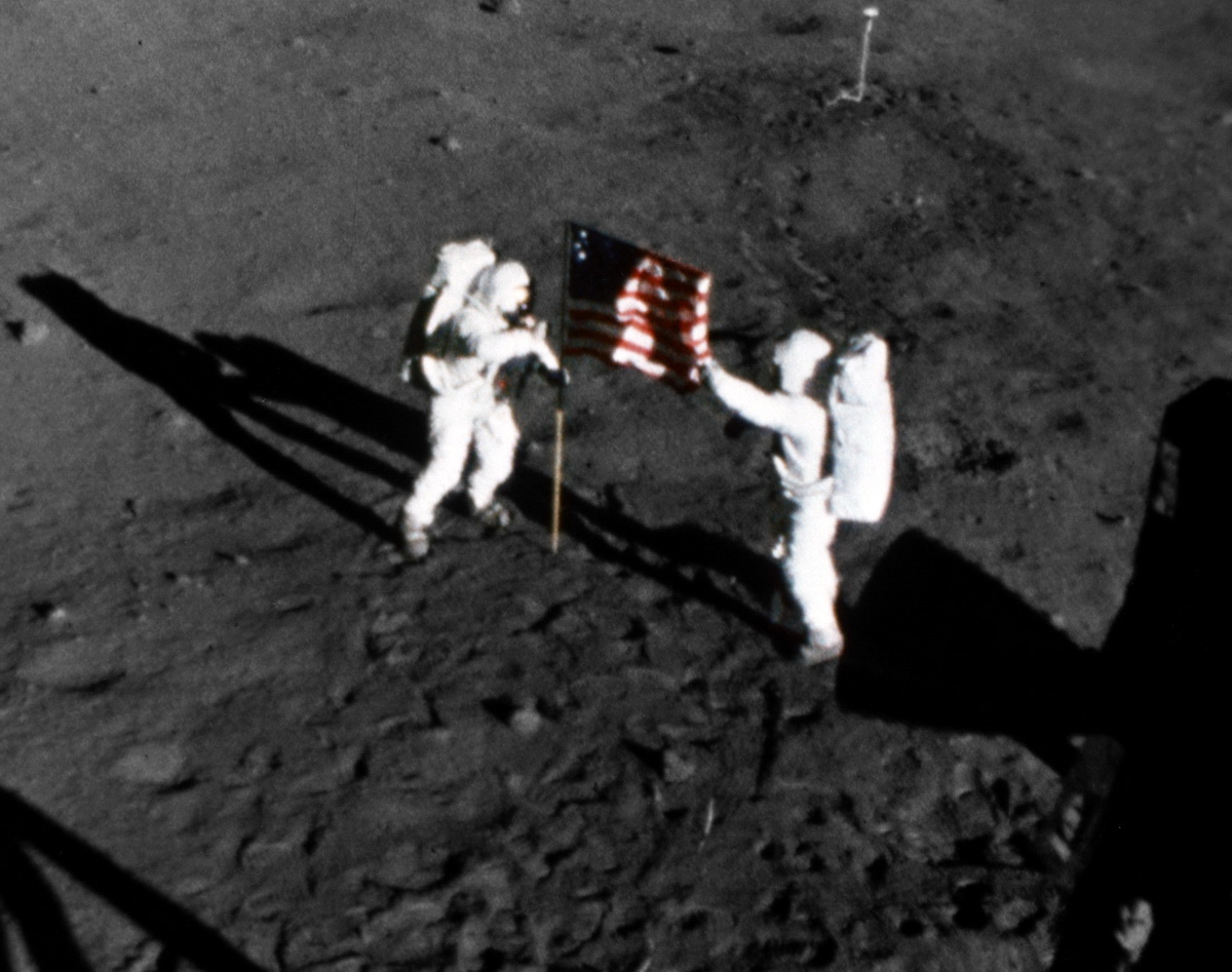 Арстронг и Олдрин устанавливают флаг США