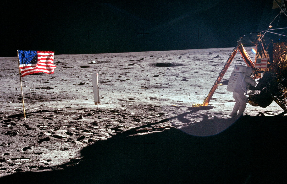 Армстронг достаёт из лунного модуля приборы