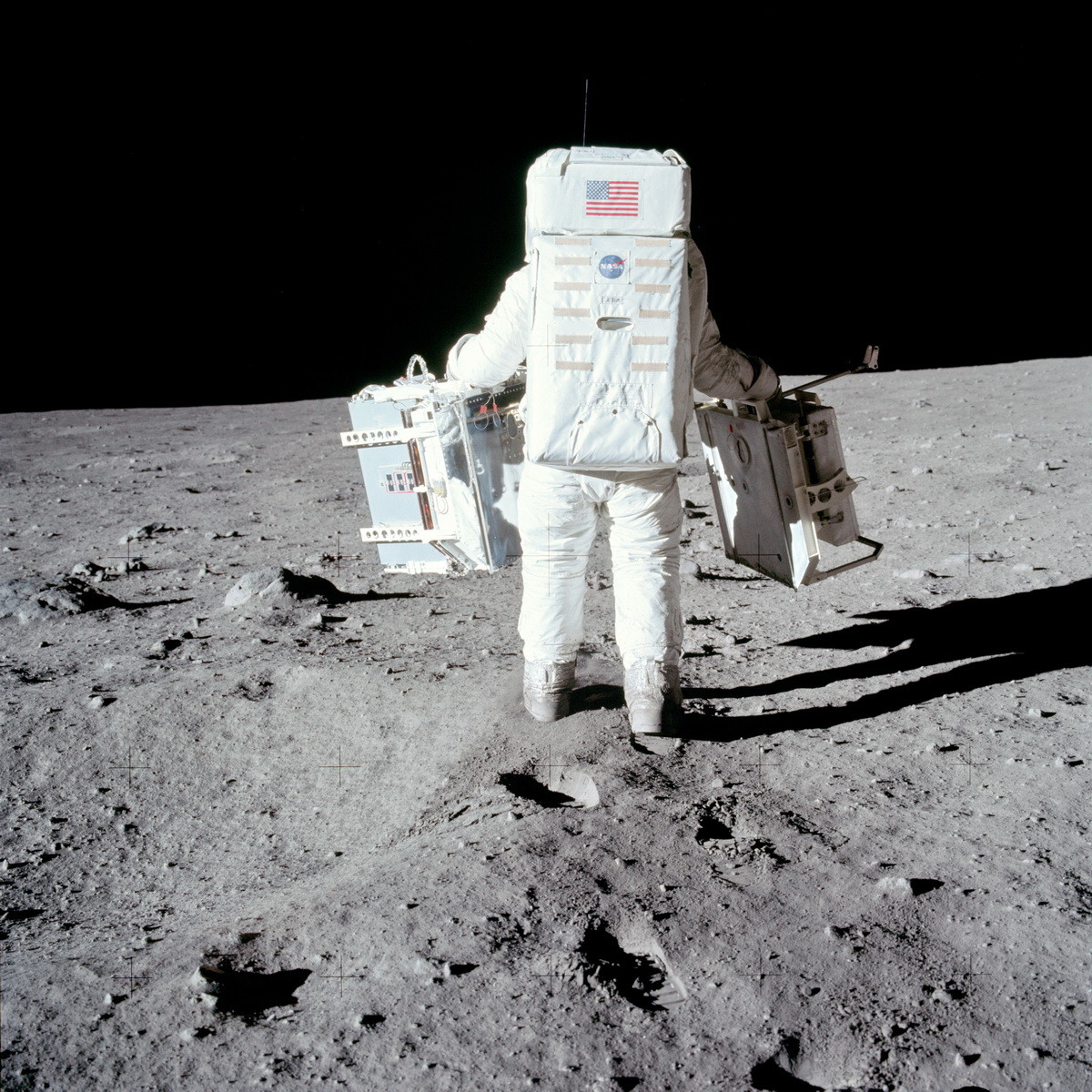 Олдрин относит приборы подальше от лунного модуля
