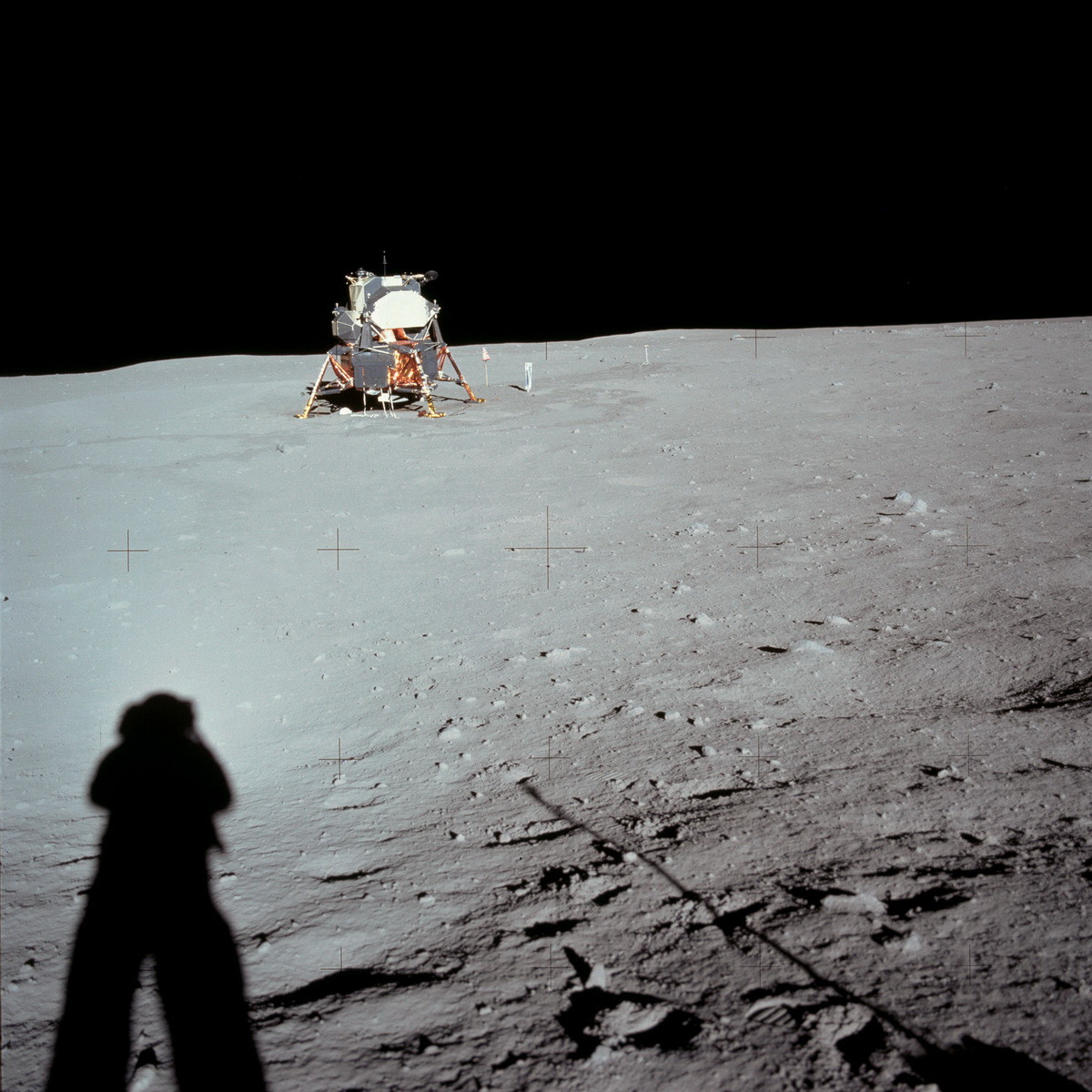 Армстронг фотографирует лунный модуль от кратера Литл Уэст