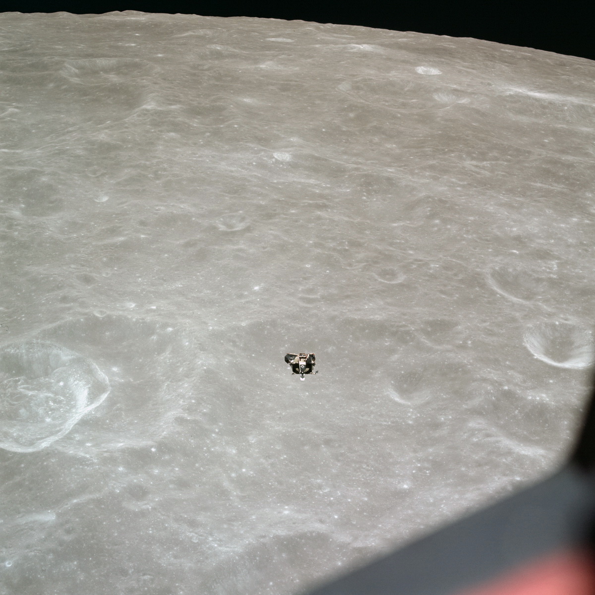 лунный модуль поднимается на окололунную орбиту