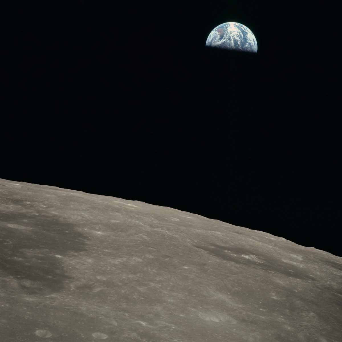 Аполлон-11 на околунной орбите перед стартом к Земле