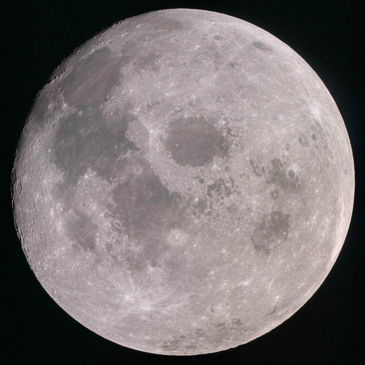 Луна из иллюминатора Колумбии по пути к Земле