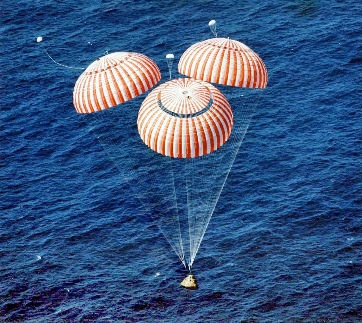приводнение корабля «Аполлон-11»