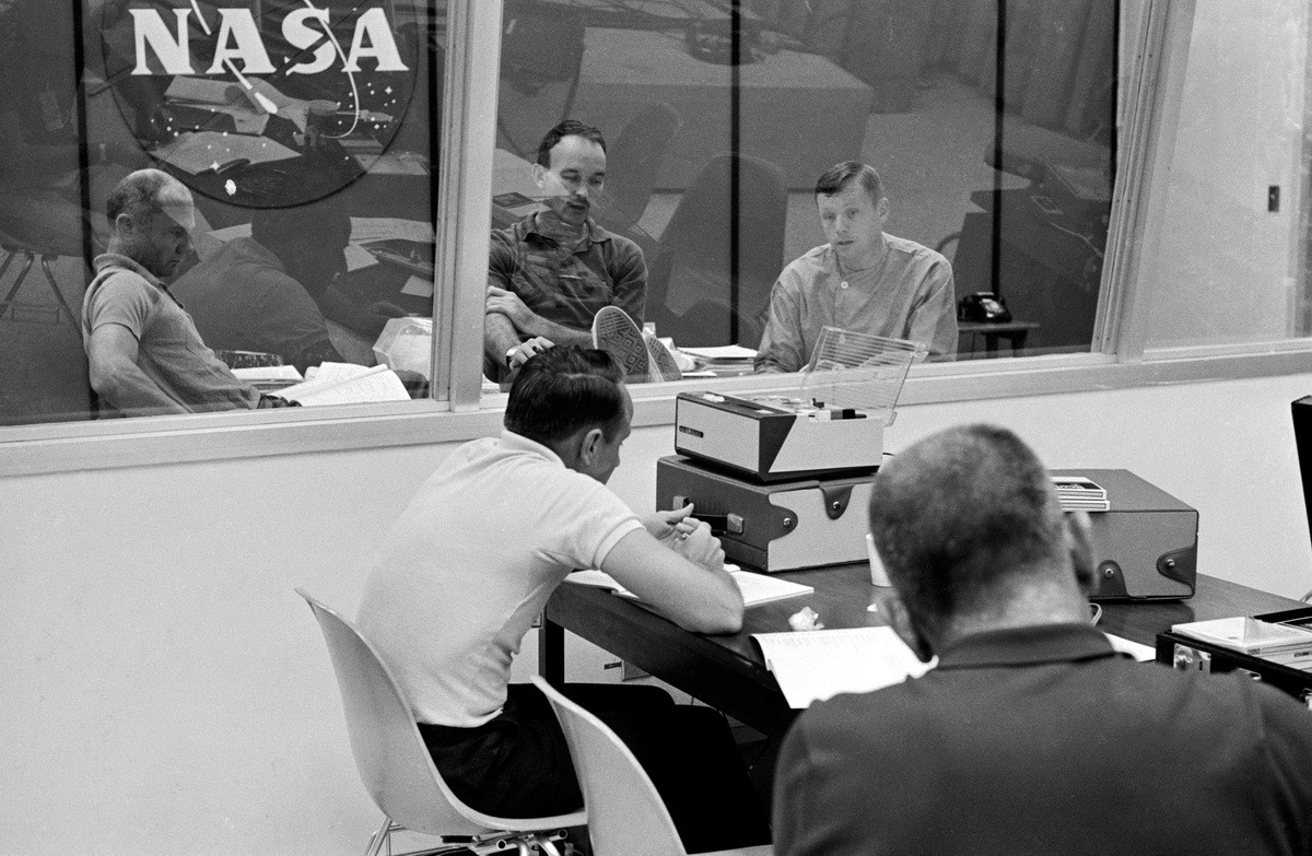 Олдрин, Коллинз и Армстронг во время послеполётного опроса в Лунной приёмной лаборатории (ЛПЛ)