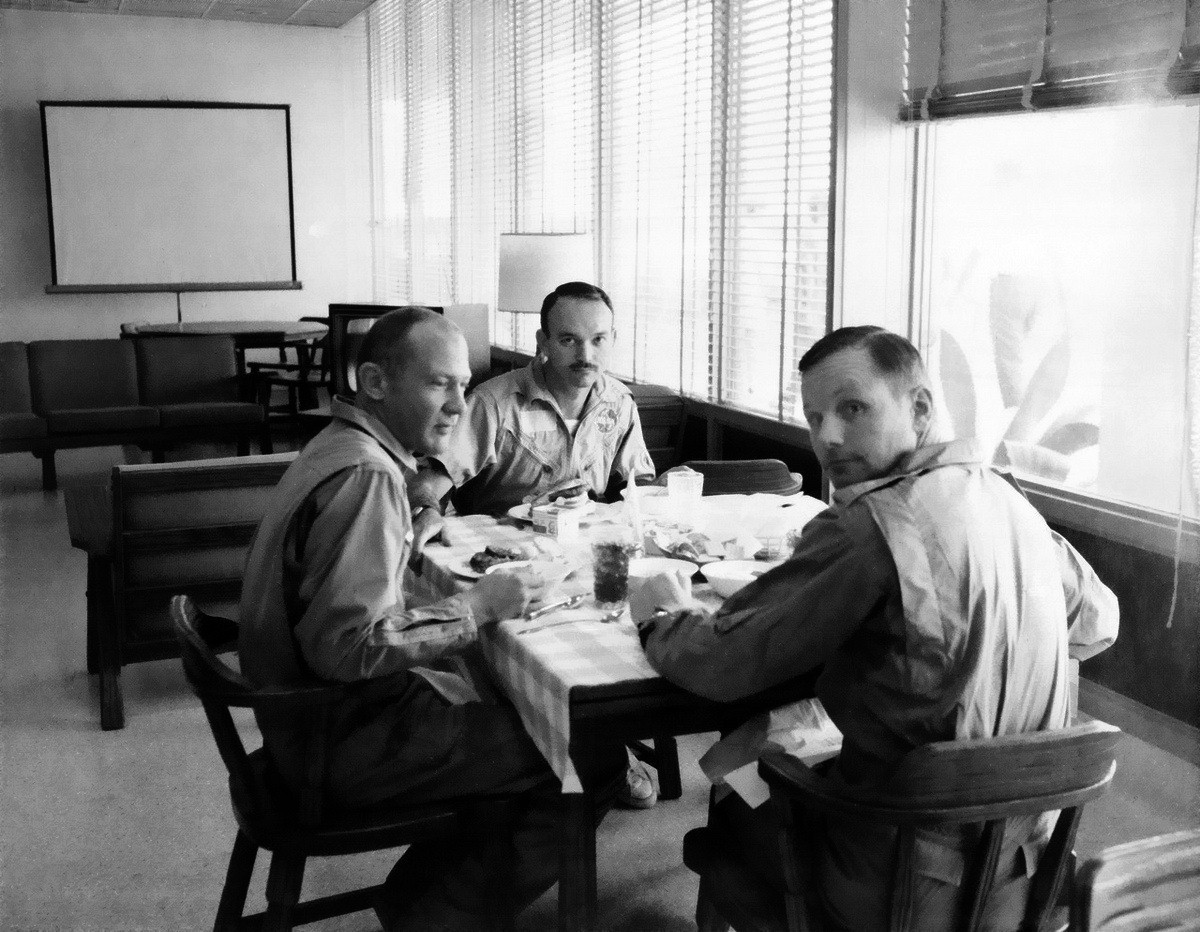 Астронавты в столовой ЛПЛ (30 июля 1969)