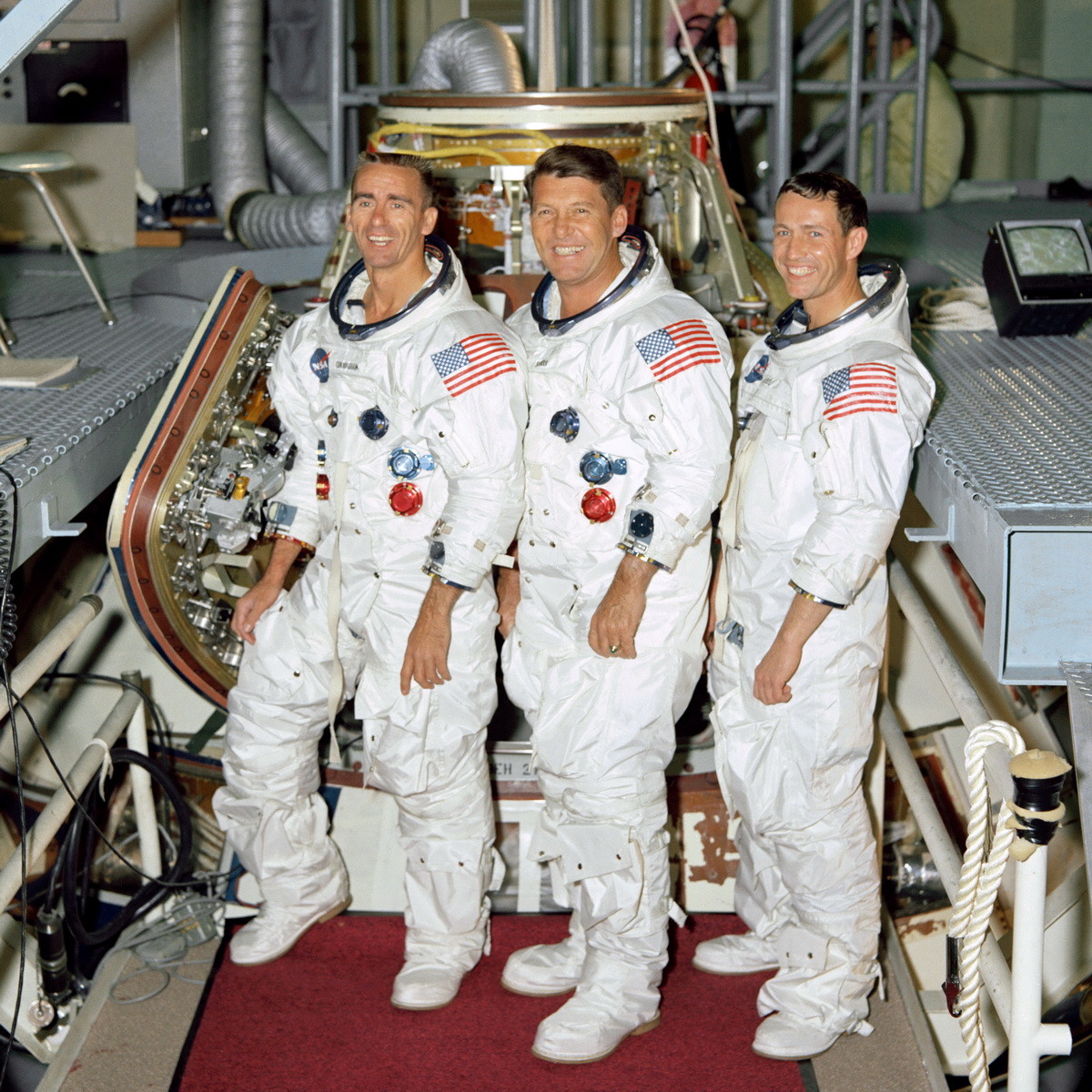 Астронавты на фоне отсека экипажа Аполлона-7