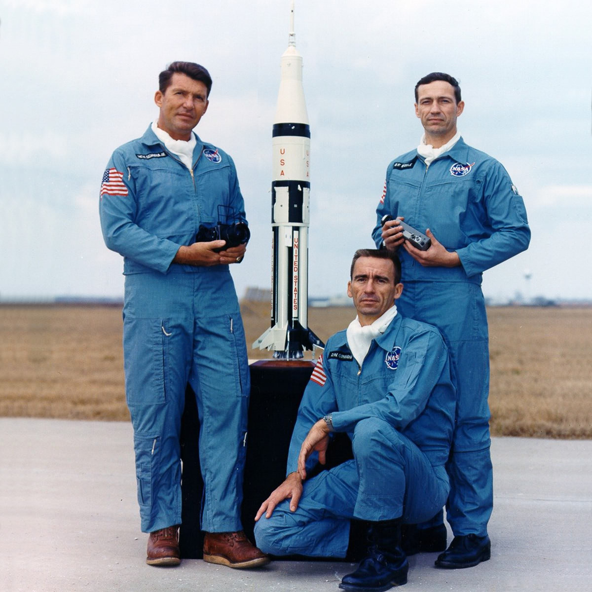 Астронавты с макетом ракеты