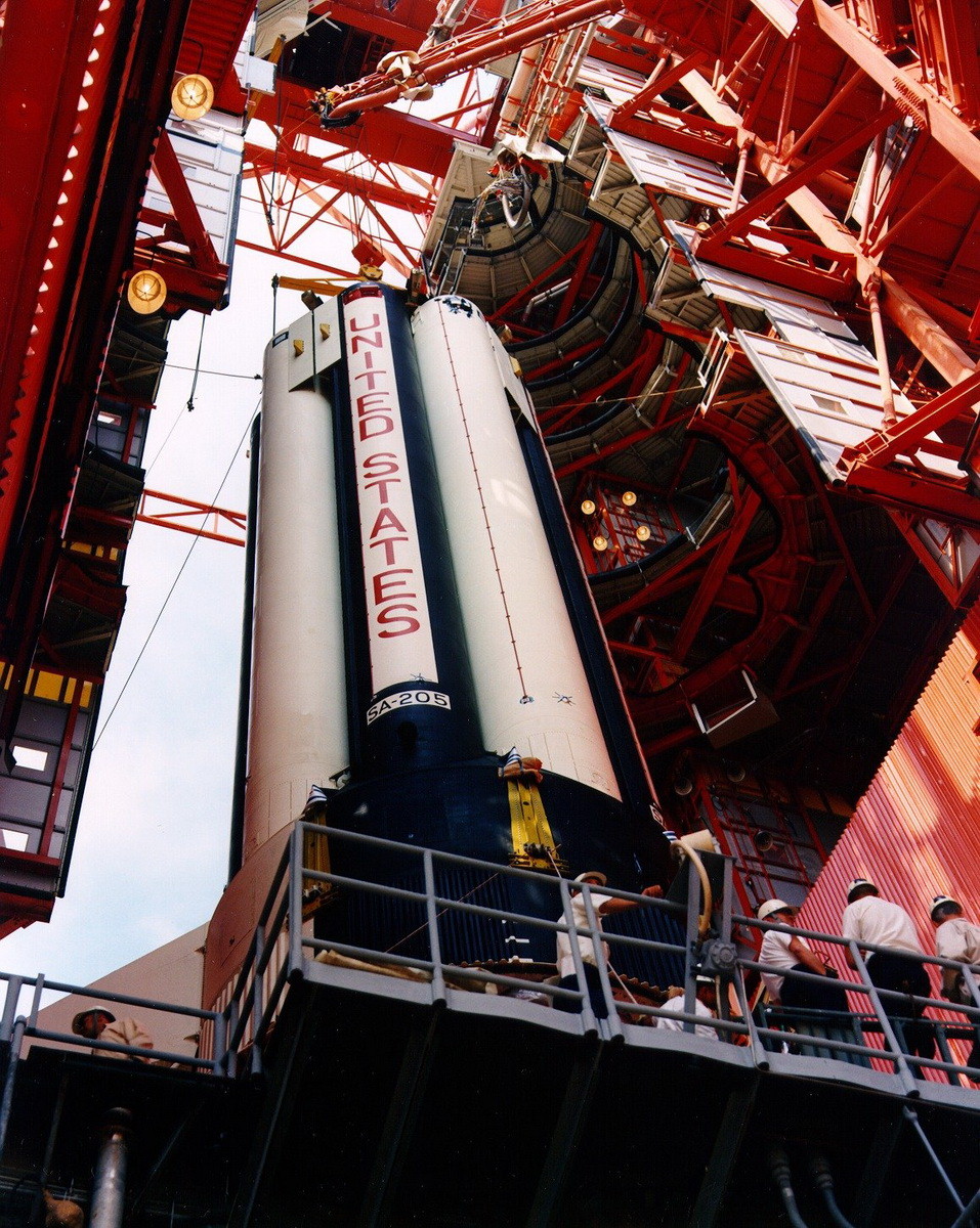 Сборка ракеты Сатурн-1Б