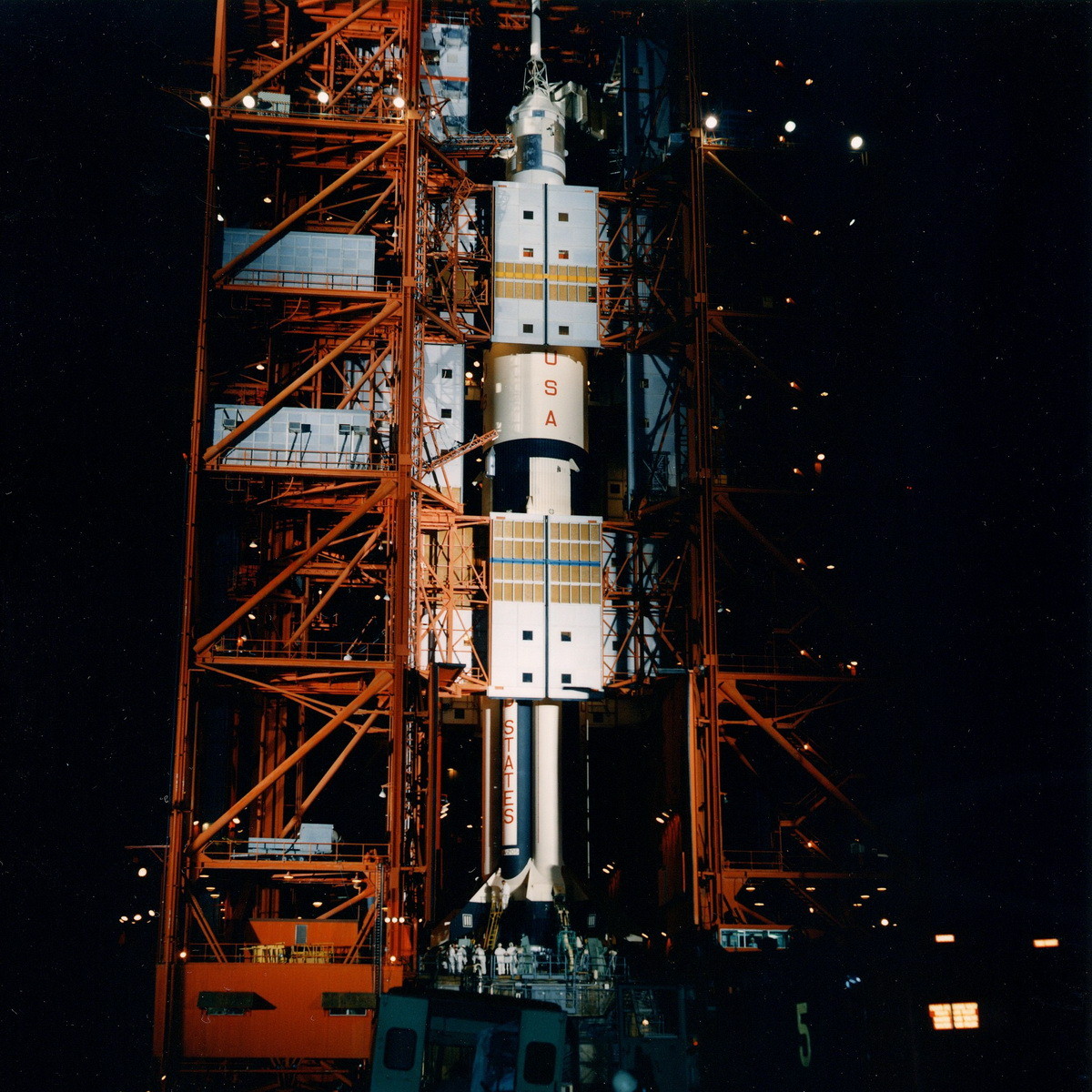 Ракета Сатурн-1Б в ночь перед стартом