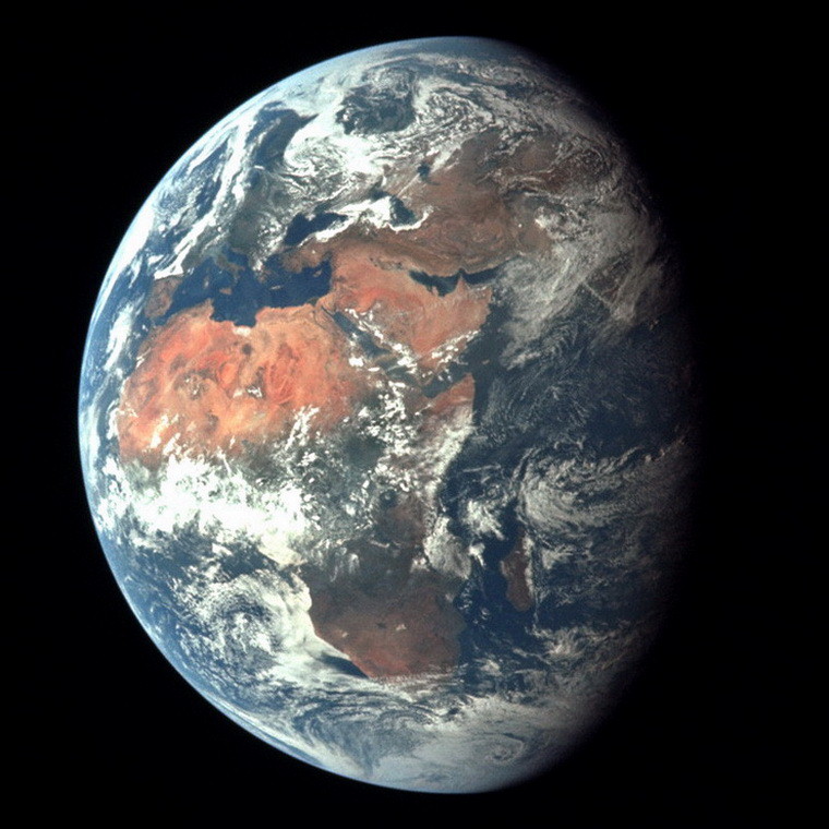 снимок Земли, доставленный из экспедиции Аполлона-11